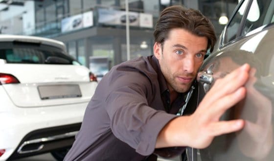 Fotolia_mann-auto-lack