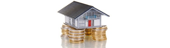 Haus auf Säulen aus Eurostücken