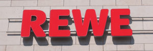 Rewe Logo an einer Shopping-Mall Fassade